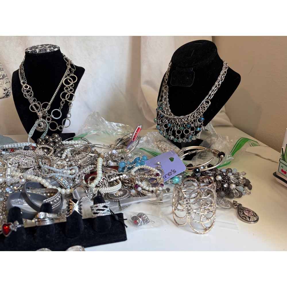 6lbs Jewelry Lot Silver Tone Rings, Skagen,Erica Lyons,Trifari, Rhinestones - Picture 7 of 11